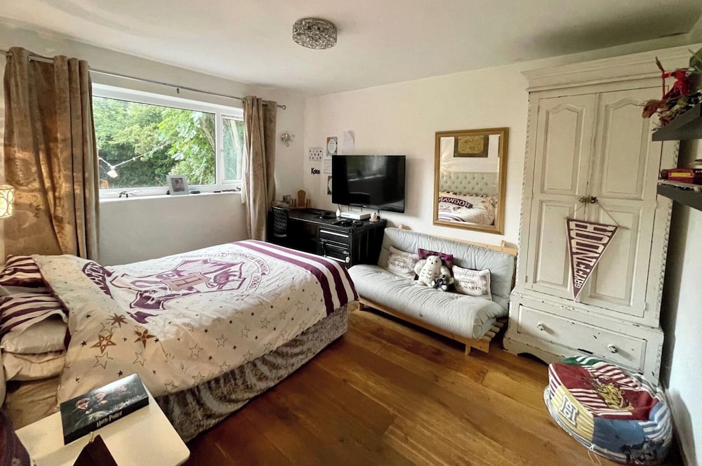 4 Bedroom House, Sleeps 8- Hot Tub, Pets, Parking