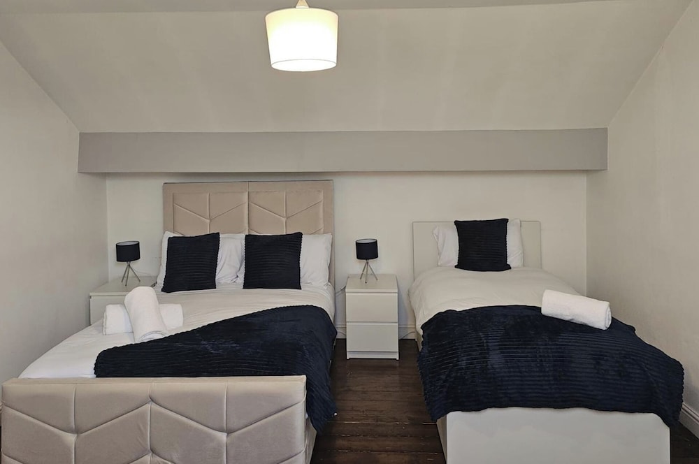4br-sleeps10-garden-freeparking