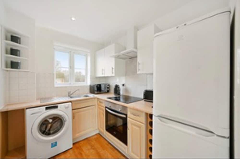 Stylish 2 bed Apt - Free Parking