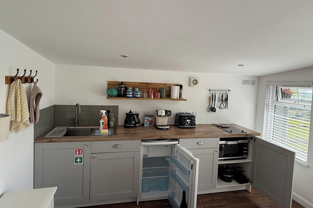 1 Bed Cabin-sleeps 2, Hot Tub, Garden, Pets, Views
