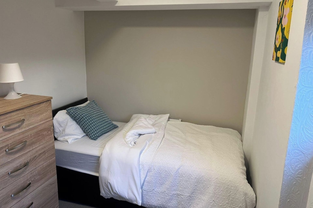 5 Bedroom Cosy Bloxwich Stay - Wifi & Free Parking