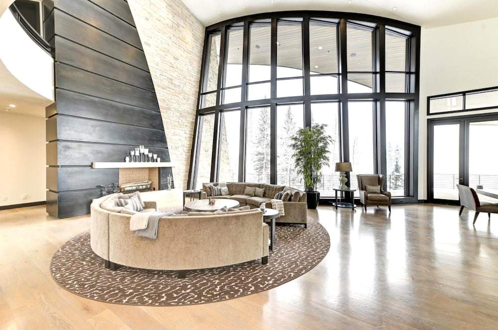 KBM Resorts Walk to Slopes, Sports Court, Private Home Theater, Sleeps 17, Outdoor Hot Tub Pco-184m