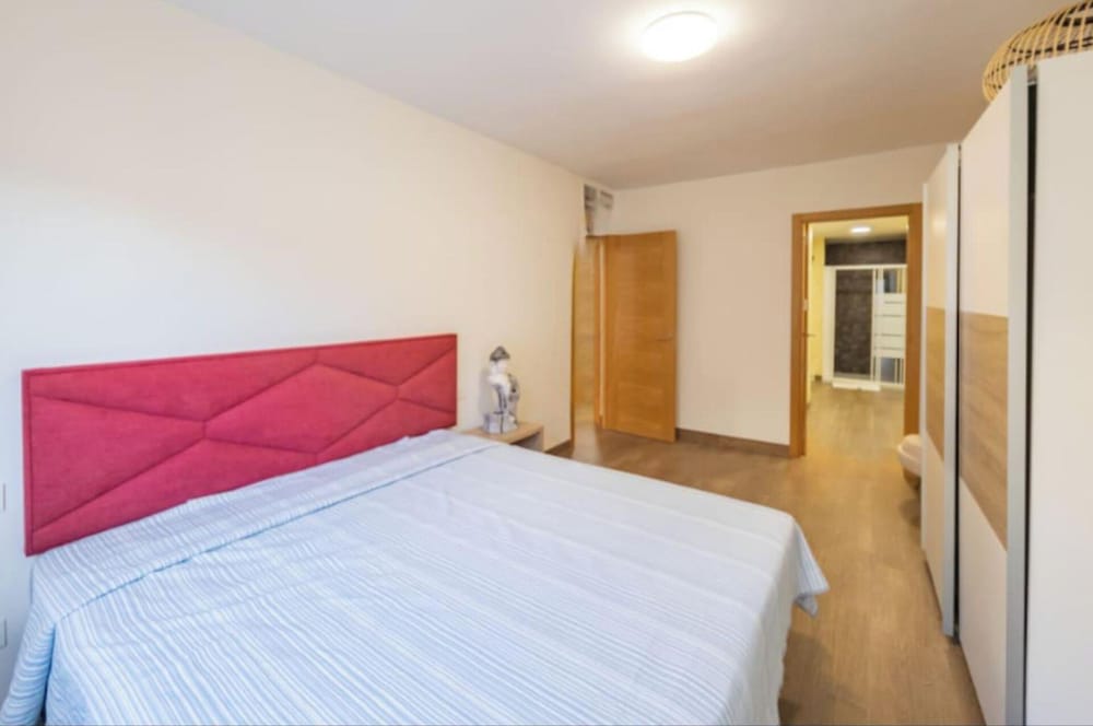 3 Bed Apartment Sleeps 6 - Free Parking & Balcony