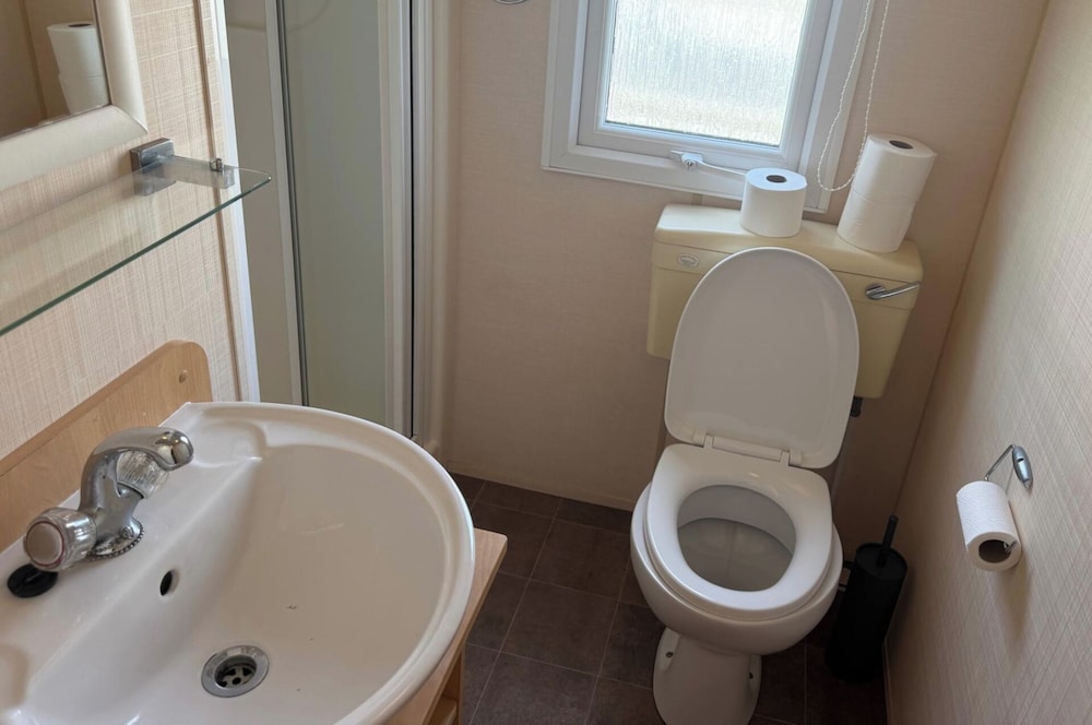 2 Bedroom Chalet Sleeps 6 -free Parking -Tv -wifi