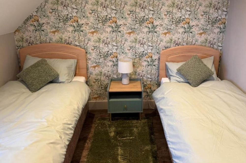 Near Beach - Sea View - Sleeps 6 - Parking