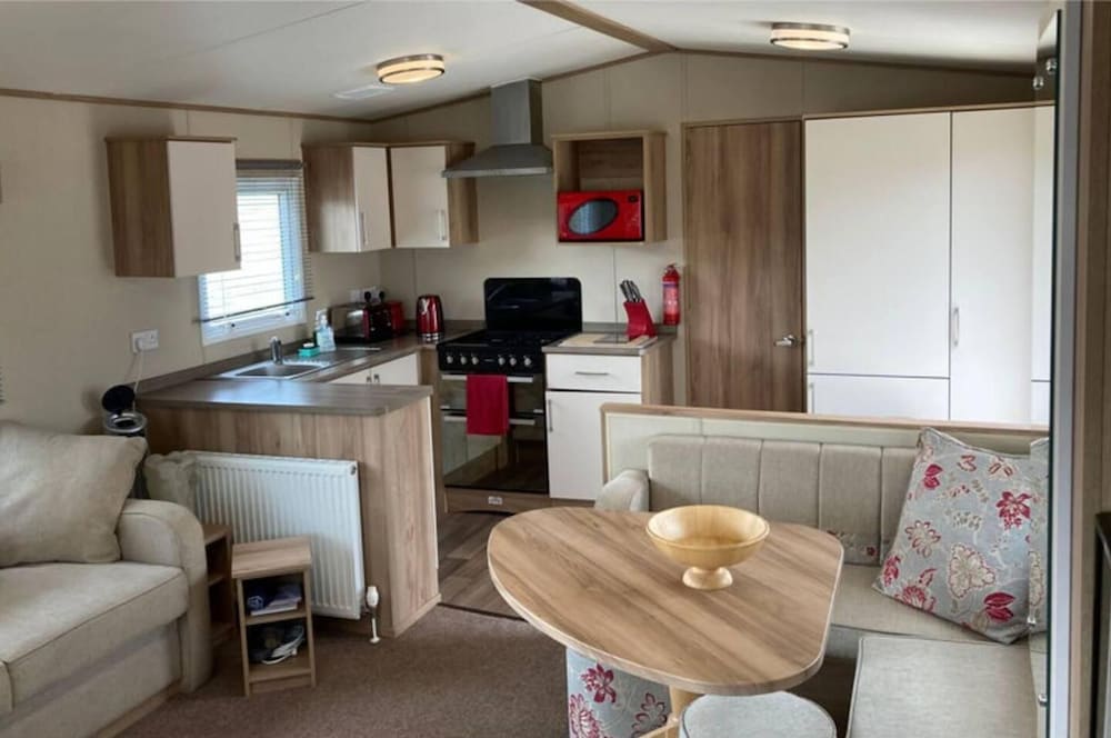 Luxury 2 Bedroom Holiday Home on Beachside Park view 4