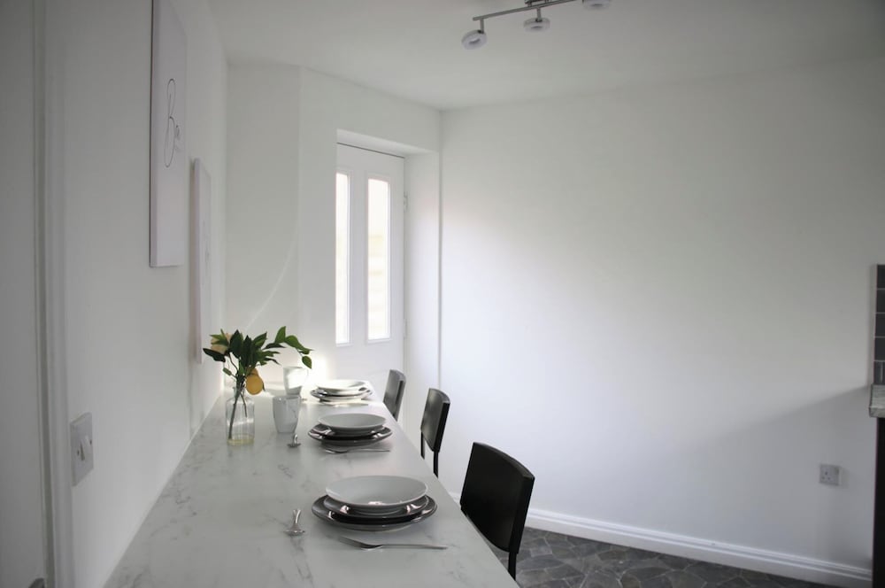 3 Bedroom House Close to City Centre/ Free Parking