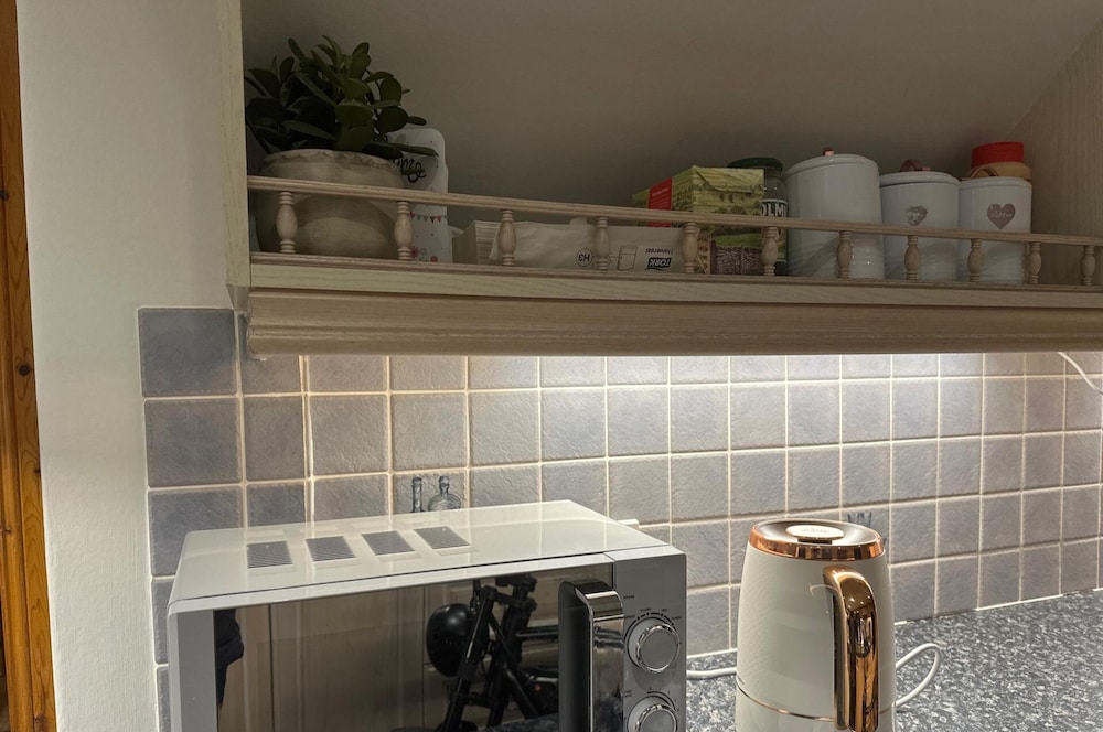 3 Bed Cottage Sleeps 2 With Parking, Garden & Wifi