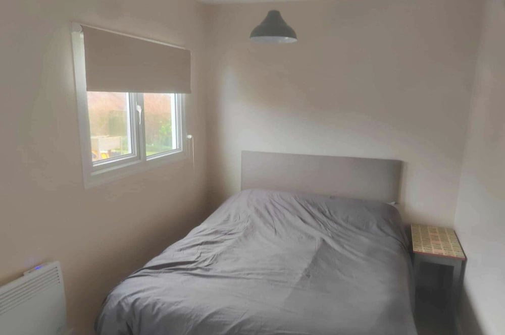 1br-garden-parking-pets-10 Mins to Beach