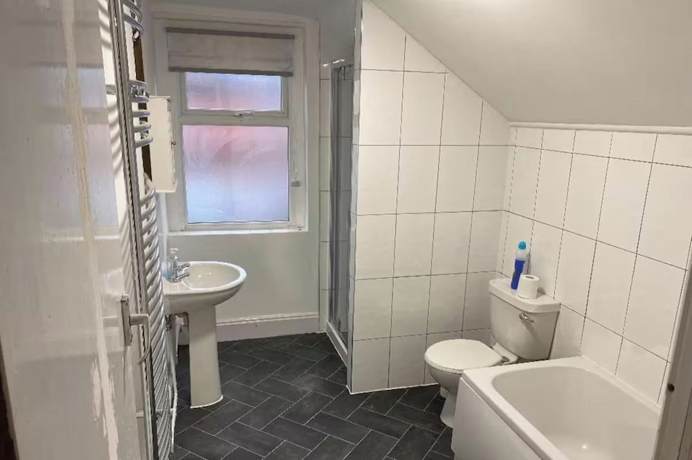 Cosy 2 Bed House - Sleeps 3, Parking & Garden