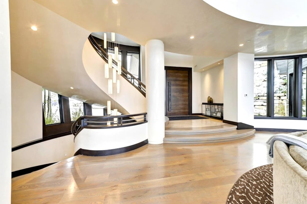 KBM Resorts Walk to Slopes, Sports Court, Private Home Theater, Sleeps 17, Outdoor Hot Tub Pco-184m