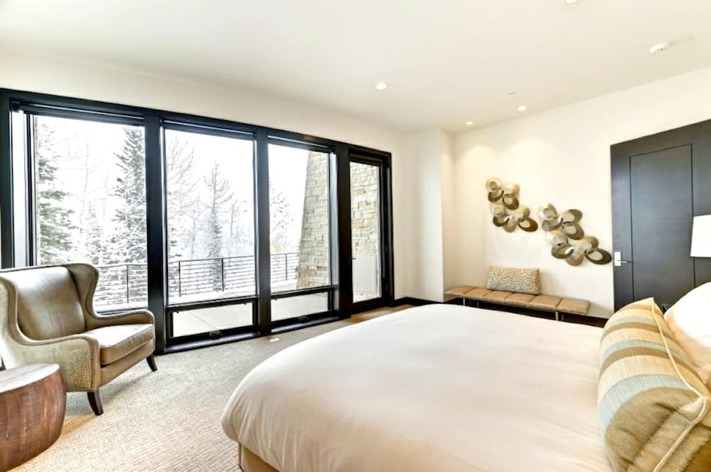 KBM Resorts Walk to Slopes, Sports Court, Private Home Theater, Sleeps 17, Outdoor Hot Tub Pco-184m