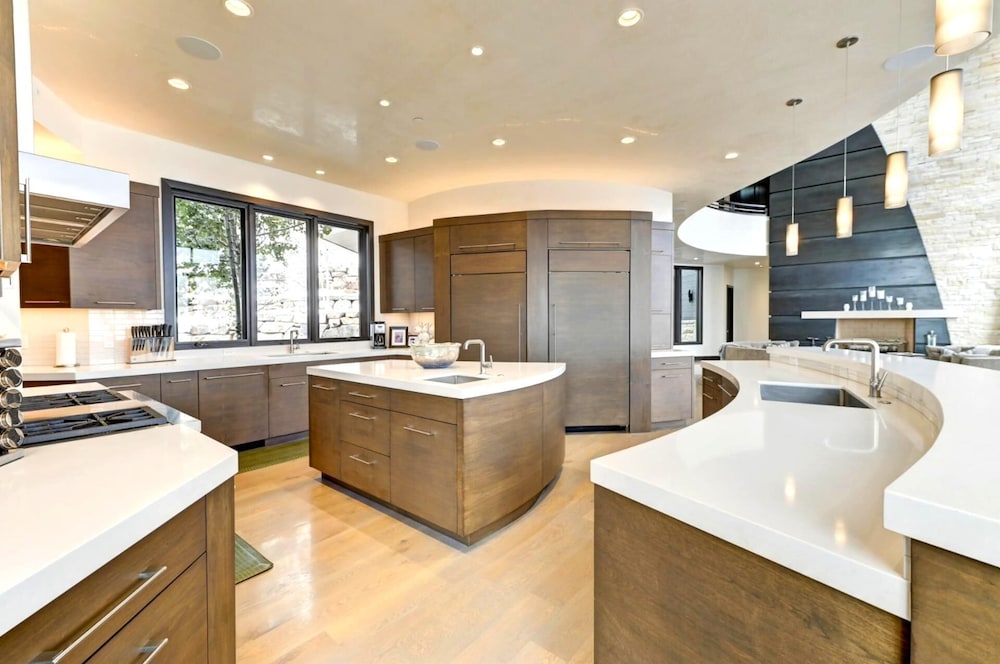 KBM Resorts Walk to Slopes, Sports Court, Private Home Theater, Sleeps 17, Outdoor Hot Tub Pco-184m