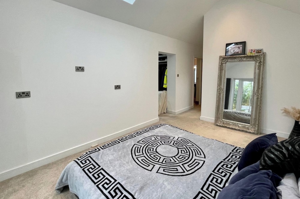 4 Bedroom House, Sleeps 8- Hot Tub, Pets, Parking
