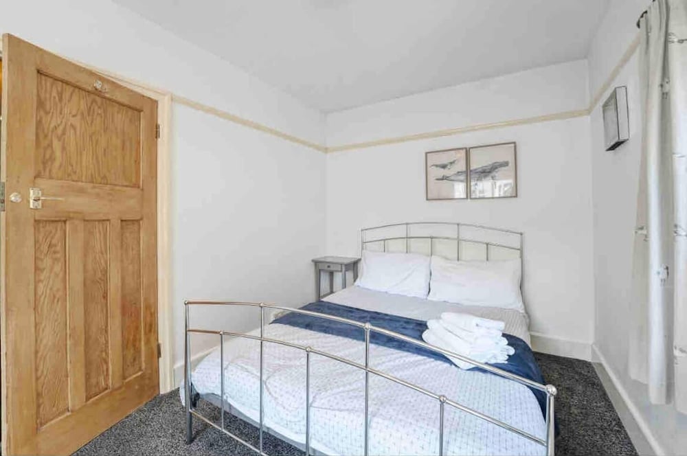 Beautifully Furnished Home - 5 Minutes to the Sea! view 3