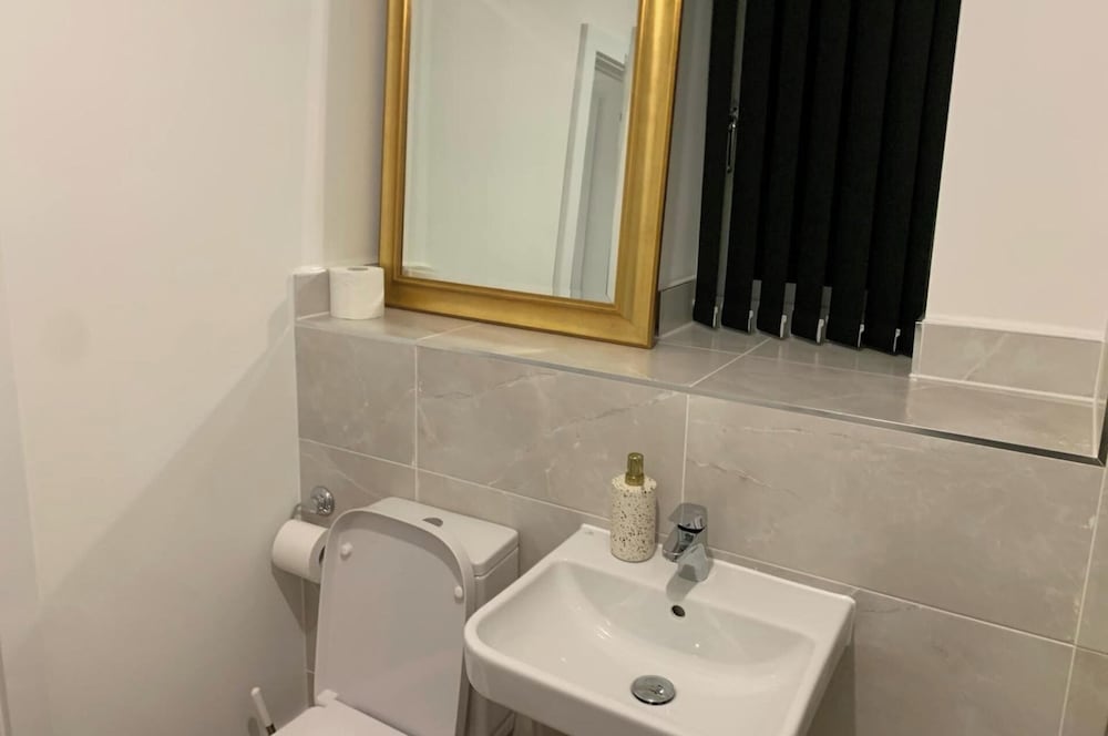 4bed House - Direct Links Into Central London