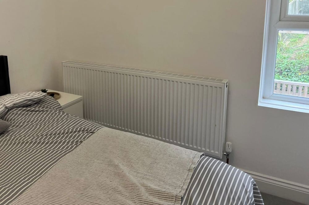 Llangollen 4-bed, Sleeps 8 With Garden & Parking