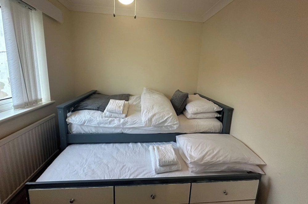 4 Bedroom Seaside House in Clacton-on-sea Sleeps 8