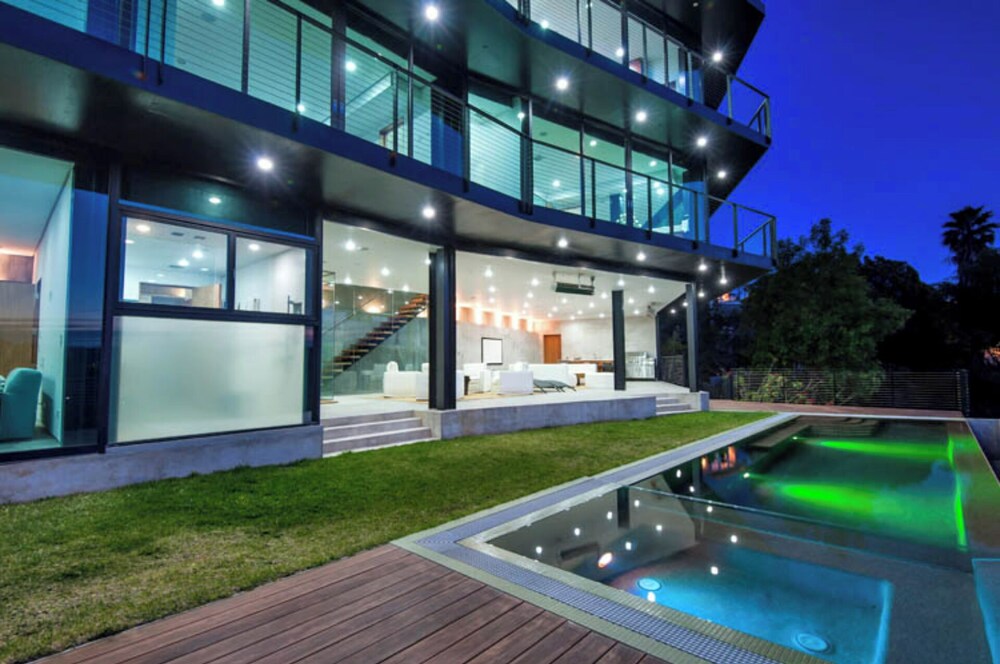 Glass Mansion - Chic Glass Villa in LA Hills With Views, Style & Serenity