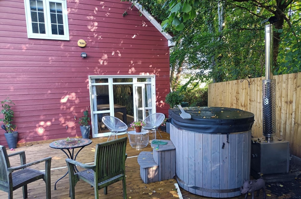 Romantic Chalet- Hot Tub- Games Room-stream-views