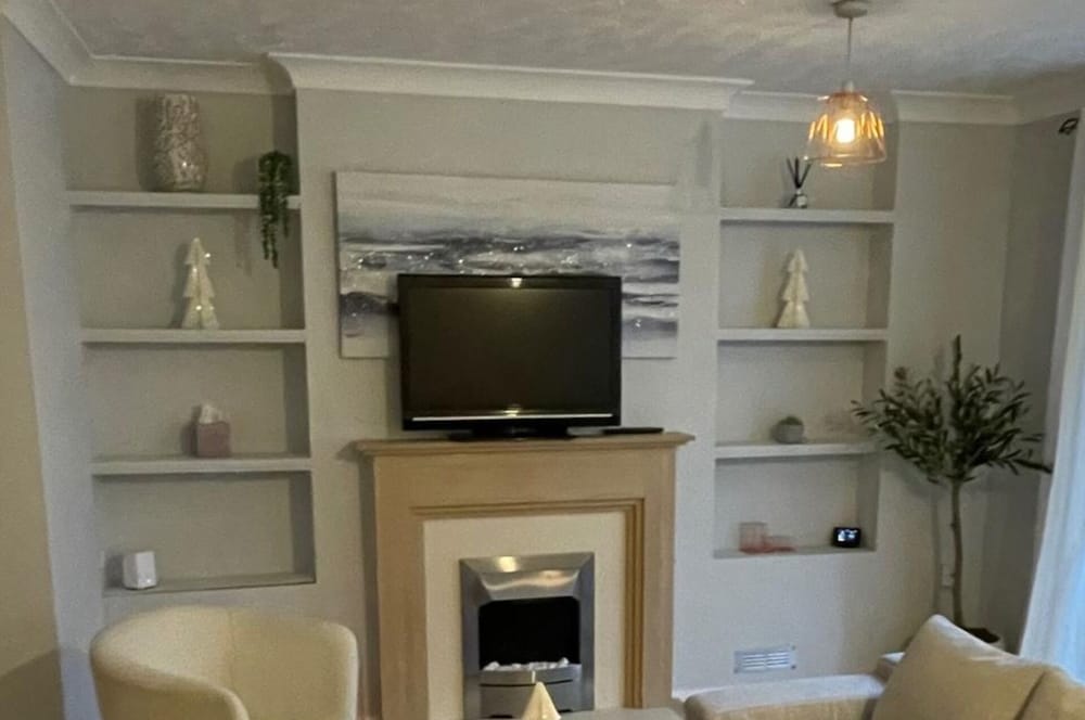 3 Bed House - Sleeps 5 - Garden - Parking - Wifi