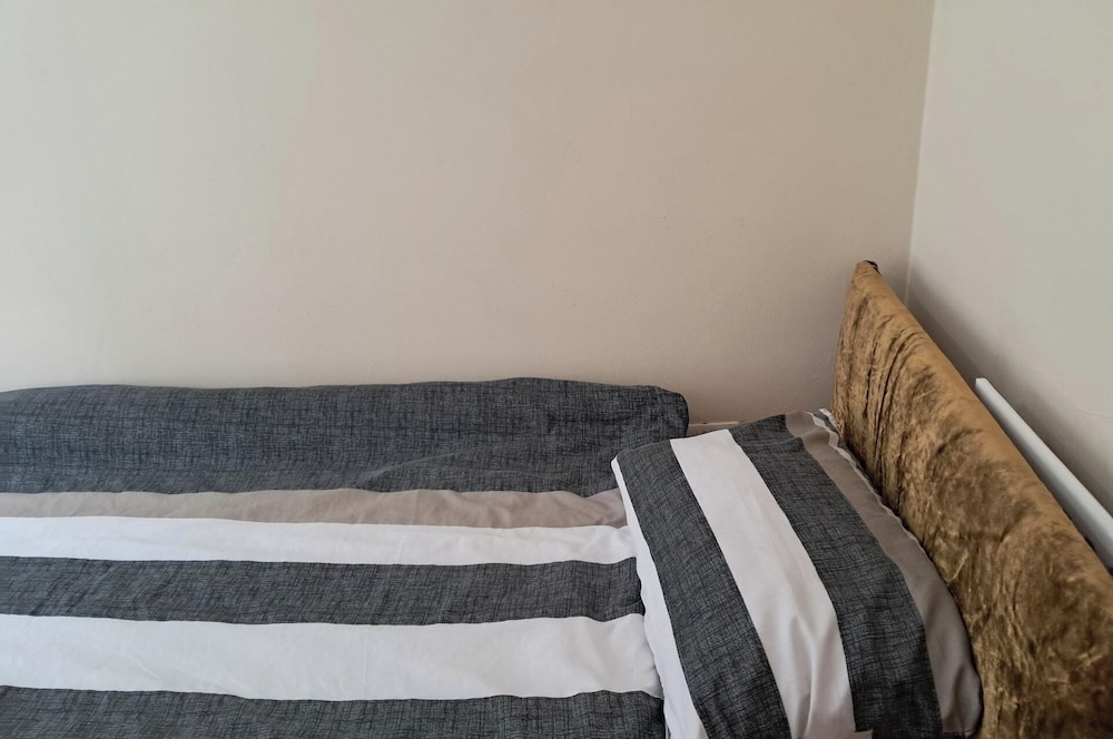Central 2-bed House - Sleeps 2 & Friendly