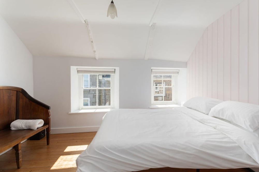 Seaview-2br-sleeps5-cottage-fastwifi-woodburner