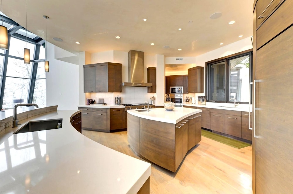 KBM Resorts Walk to Slopes, Sports Court, Private Home Theater, Sleeps 17, Outdoor Hot Tub Pco-184m