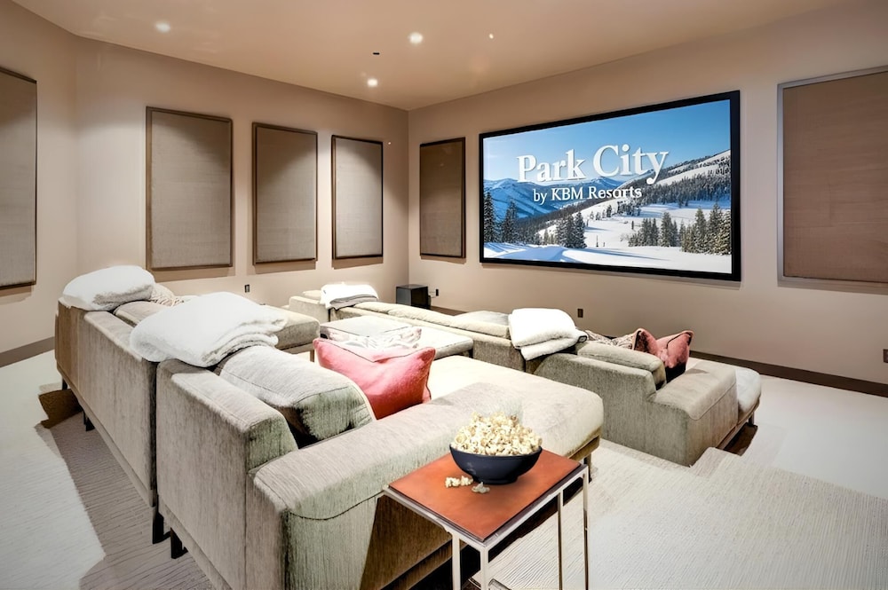KBM Resorts Walk to Slopes, Sports Court, Private Home Theater, Sleeps 17, Outdoor Hot Tub Pco-184m