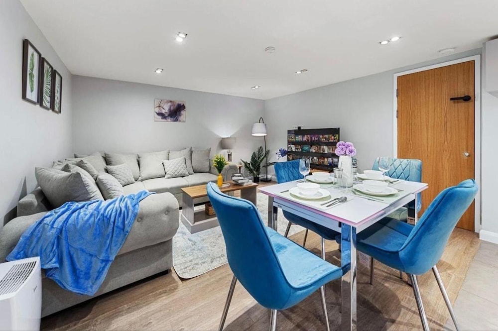 Modern Battersea Apartment - Sleeps 6 & Mini Bar