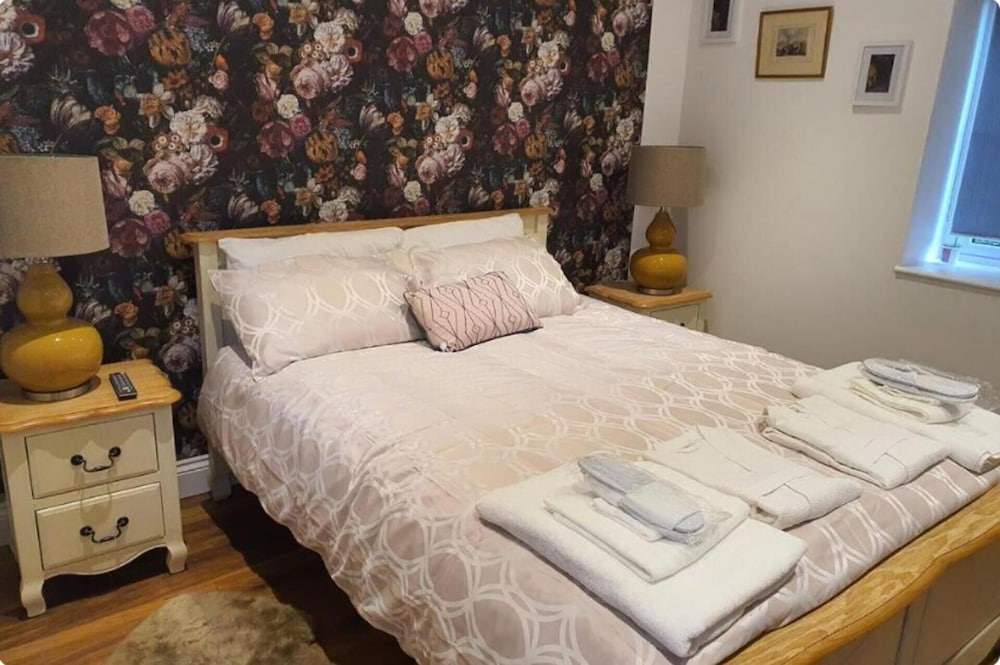 Beautiful Self Contained Cottages in Westbury view 2