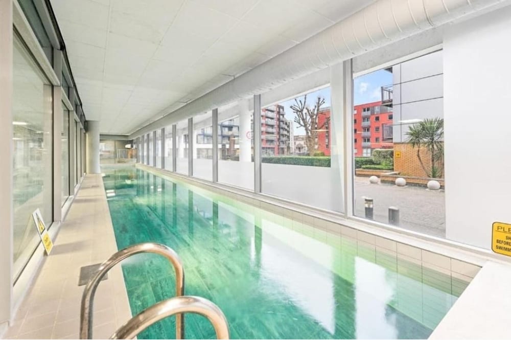 1br-4guests-pool-gym-parking-neargreenwich