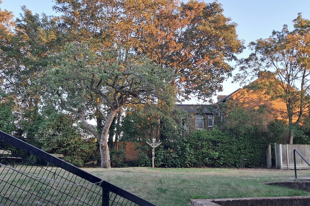 Central 2-bed House - Sleeps 2 & Friendly