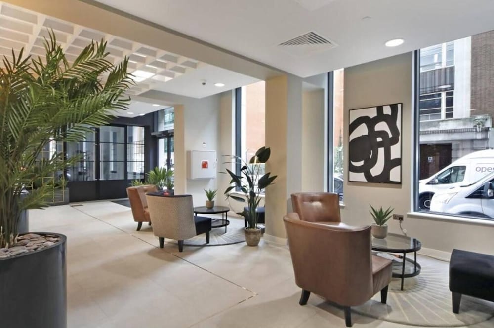 One Bedroom Luxury Flat in City Center view 2