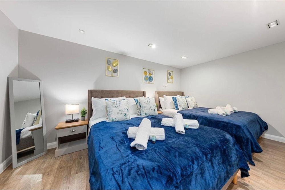 Modern Battersea Apartment - Sleeps 6 & Mini Bar
