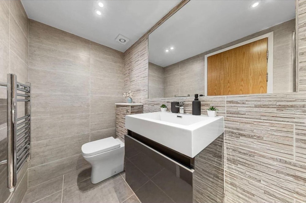 Modern Battersea Apartment - Sleeps 6 & Mini Bar