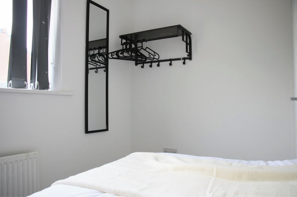 3 Bedroom House Close to City Centre/ Free Parking
