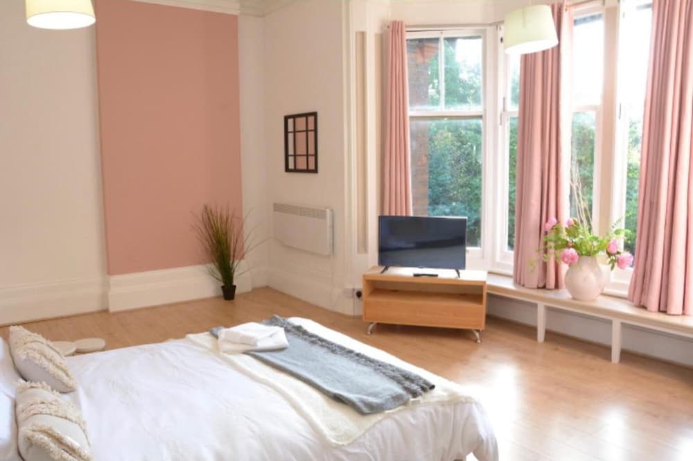 Remarkable 1 Bed Apartment in Birmingham view 2
