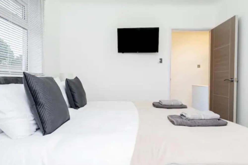 Private Gated Modern Home in Southampton - Estwood view 3