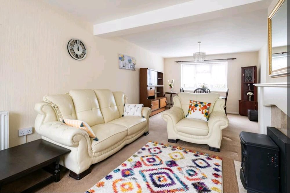 3BR House/garden/patio/7 Guests/fireplace/parking