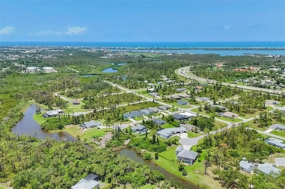 The Sanctuary - Private Pool+spa Vacation Home - Only 5 Minutes To The Gulf Coast! 3 Bedroom Home