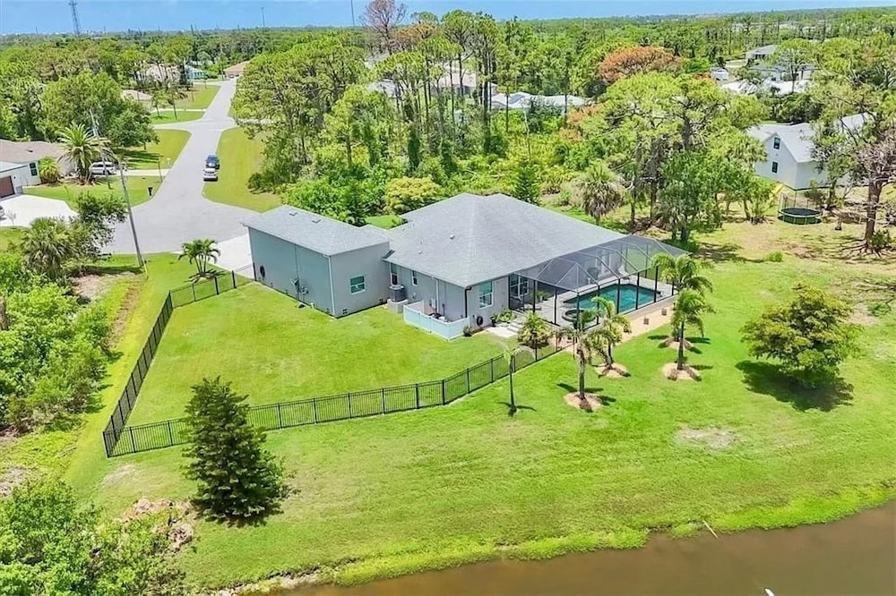 The Sanctuary - Private Pool+spa Vacation Home - Only 5 Minutes To The Gulf Coast! 3 Bedroom Home