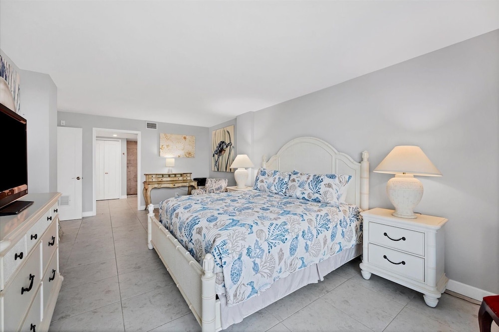 Anchorage Resort 8th Floor Condo In Siesta Key With Private Beach Access, Pool, Boat Dock! 2 Bedroom Condo