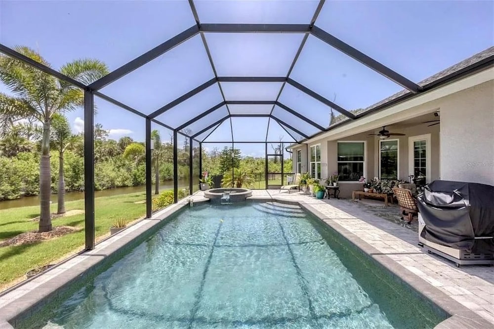 The Sanctuary - Private Pool+spa Vacation Home - Only 5 Minutes To The Gulf Coast! 3 Bedroom Home