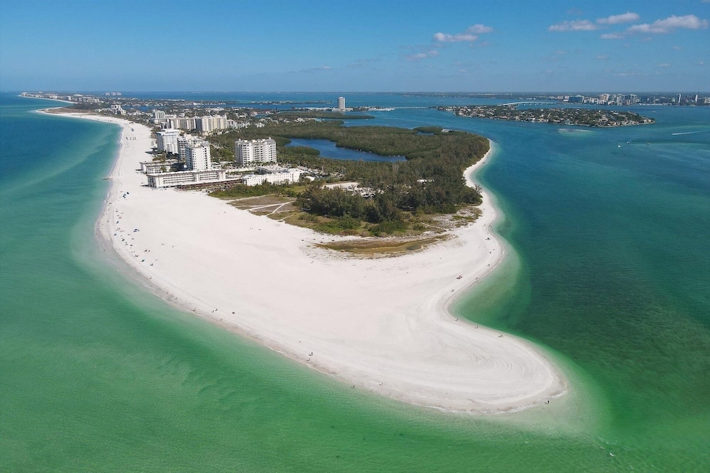 Anchorage Resort 9th Floor 2-Bedroom Condo with Balcony- Gulf Views! Pool, Beach 2 Condo