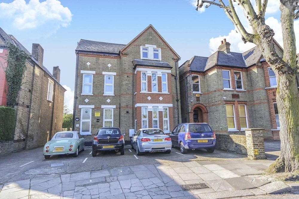 Spacious 2-bedroom Flat With 3 Beds in Ealing, W5