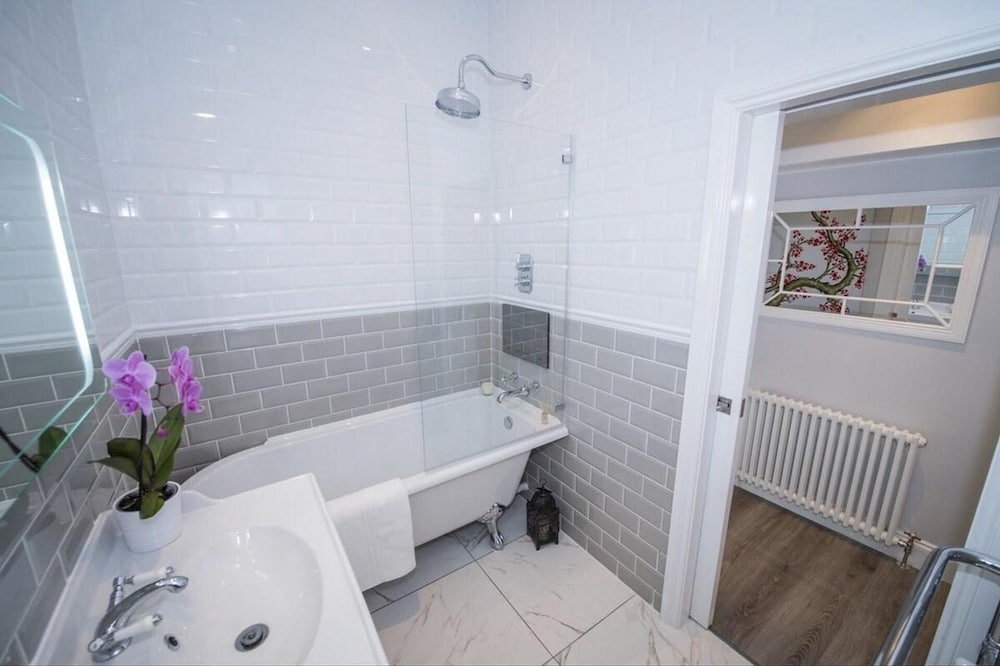 Spacious 2-bedroom Flat With 3 Beds in Ealing, W5