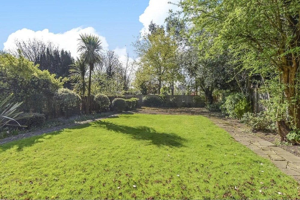 Spacious 2-bedroom Flat With 3 Beds in Ealing, W5