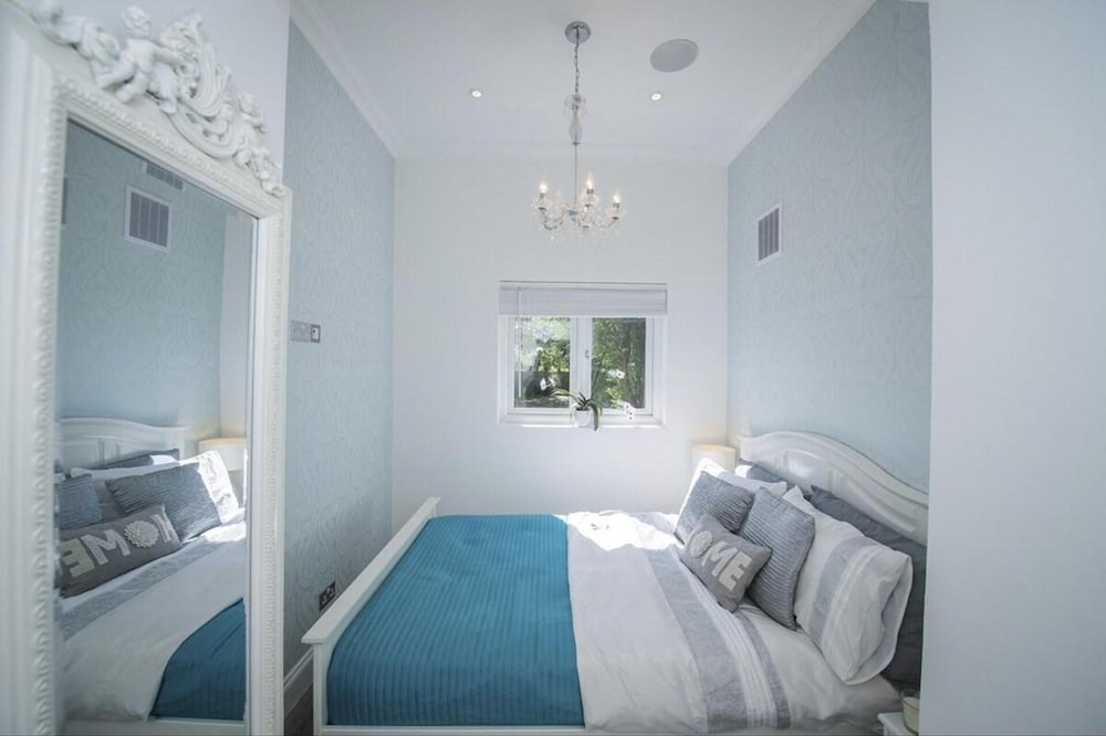Spacious 2-bedroom Flat With 3 Beds in Ealing, W5