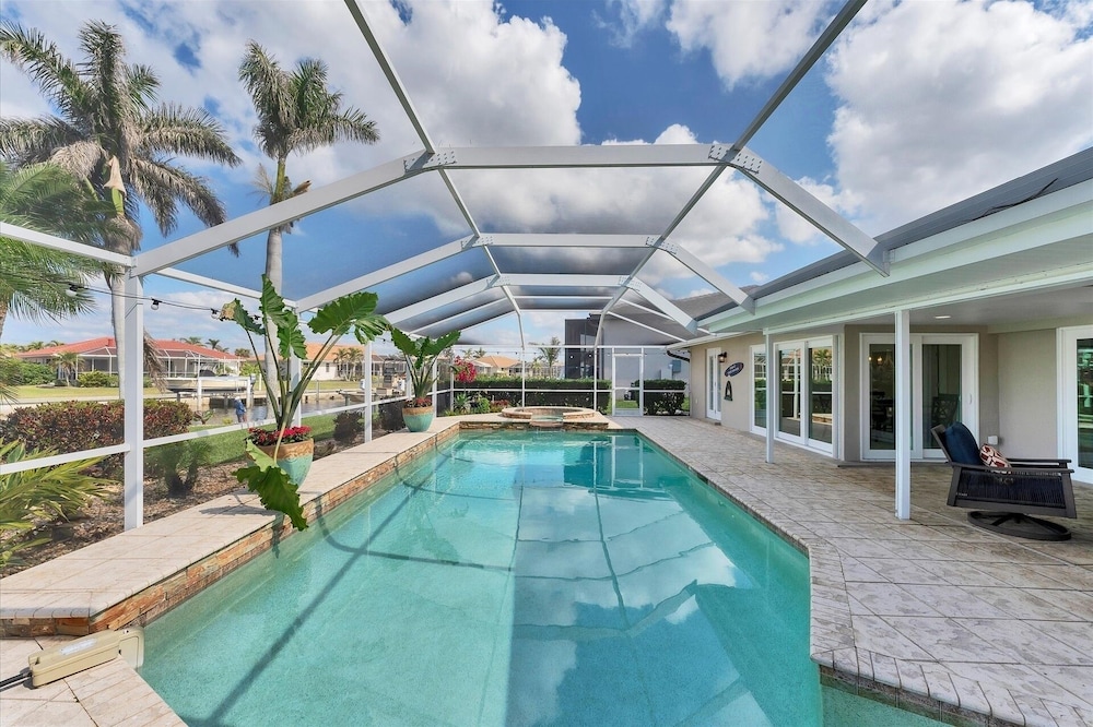 Punta Gorda Isles 4-Bedroom Private Pool+Spa Home on Canal 4 Home